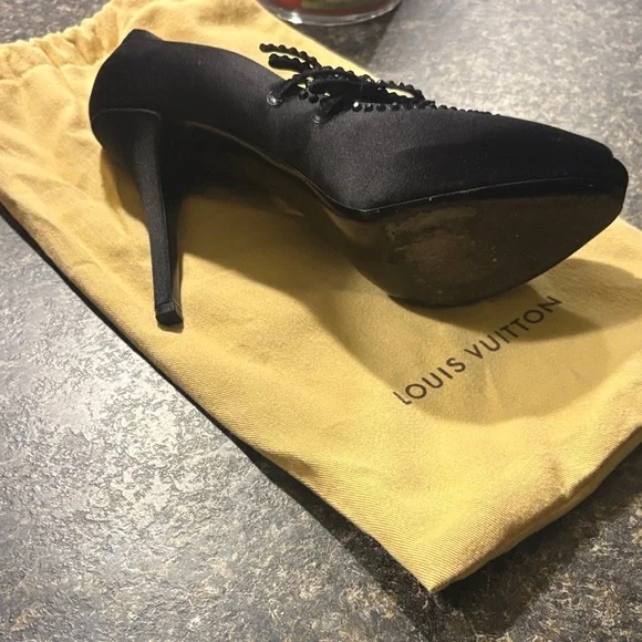 Louis Vuitton Elegant Black Peep-Toe Heels - Picture 3 of 5